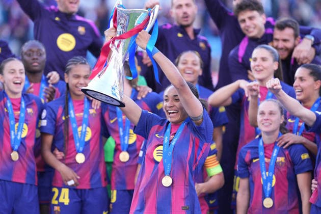 OSLO, NORWAY - 23 MAY 2026: Salma Paralluelo of FC Barcelona, Barca Femeni lifts the trophy, as FC Barcelona Femeni are crowned queens of Europe after winning the 2026 UEFA Women s Champions League Final match between FC Barcelona Femeni and OL Lyonnes at Ullevaal Stadion on May 23, 2026 in Oslo, Norway.  Copyright: xAlexandraxFechetex xSPPx Sportspressphoto_152804