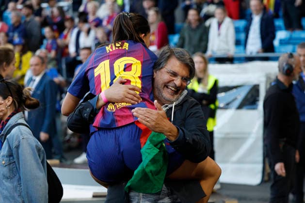 Barcelona player Francisca Nazareth celebrates with her father after winning the Champions League final against Olympique Lyonnais at the Ullevaal Stadium in Oslo, Norway, 23 May 2026. FC Barcelona, Barca vs Olympique de Lyon !ACHTUNG: NUR REDAKTIONELLE NUTZUNG!  Copyright: xAlbertoxEstévezx GRAF069 20260523-55020383001_1