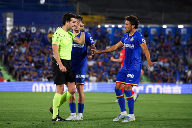 Getafe vs Osasuna, on the 38th matchday of the 2025 26 Spanish First Division May 23, 2026, Getafe, Madrid, Spain Luis Milla pleads to the referee during the Spanish championship LaLiga football match between Getafe and Osasuna on 23 May 2026 at Estadio El Coliseum in Getafe, Madrid, Spain Madrid Madrid Spain Copyright: xAlejandroxMatiasx