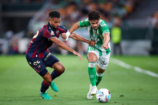 ESP LaLiga EA Sports Real Betis v Levante UD Jeremy Toljan of Levante battles for possession with Abdessamad Ezzalzouli of Real Betis during LaLiga EA Sports, between Real Betis v Levante UD played at La Cartuja Stadium, Sevilla on May 23rd, 2026 in Spain Sevilla Spain Futbol Copyright: xRafaelxRomanx xAgenciaxLOFx