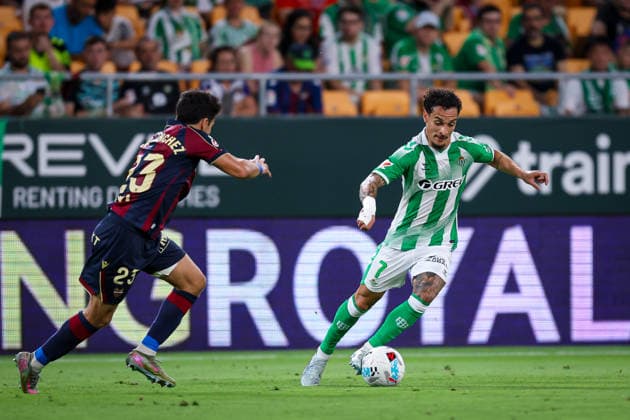 ESP LaLiga EA Sports Real Betis v Levante UD Antony Matheus Dos Santos of Real Betis against Manu Sanchez of Levante during LaLiga EA Sports, between Real Betis v Levante UD played at La Cartuja Stadium, Seville on May 23rd, 2026 in Spain Sevilla Spain Football Copyright: xRafaelxRomanx xAgenciaxLOFx