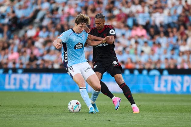 RC Celta de Vigo v Sevilla FC - LaLiga EA Sports VIGO, SPAIN - MAY 23: Fer Lopez of Celta de Vigo competes for the ball with Djibril Sow of Sevilla CF during LaLiga EA Sports match between RC Celta de Vigo and Sevilla FC at Estadio Abanca Balaidos on May 23, 2026 in Vigo, Spain. (Photo by Diego Simon Photo Players Images Magara press) Vigo Estadio Abanca Balaidos Spain Copyright: xDiegoxSimonx