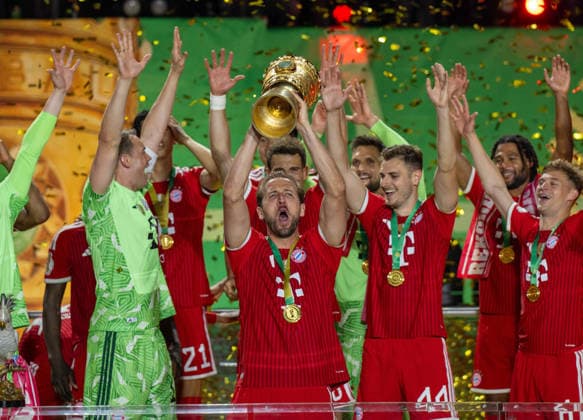 Soccer, men, season 2025 2026, 83 DFB Cup final, FC Bayern Munich VfB Stuttgart, award ceremony Bayern, Harry Kane Bayern Munich with trophy, 23 05 2026, Copyright: xMatthiasxKochx