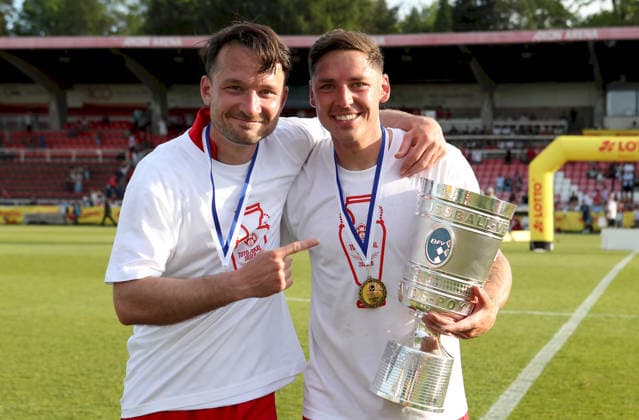 23 05 2026, xfsx, Herren, Fußball, Saison 2025 2026, BFV Verbandspokal, Finale FC Wuerzburger Kickers TSV 1860 Muenchen v li Peter Kurzweg FC Wuerzburger Kickers , Martin Thomann FC Wuerzburger Kickers mit dem Toto Pokal Wuerzburg AKON ARENA Bayern Deutschland