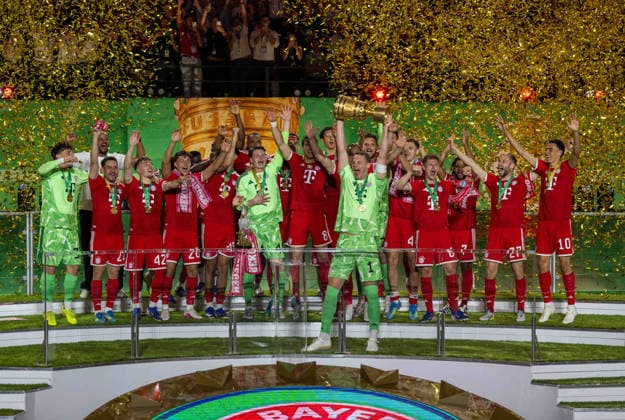 Soccer, Men, 2025 2026 season, 83 DFB Cup final, FC Bayern Munich VfB Stuttgart, award ceremony Bayern, goalkeeper Jonas Urbig Bayern Munich and goalkeeper Manuel Neuer Bayern Munich with trophy, 23 05 2026, Copyright: xMatthiasxKochx