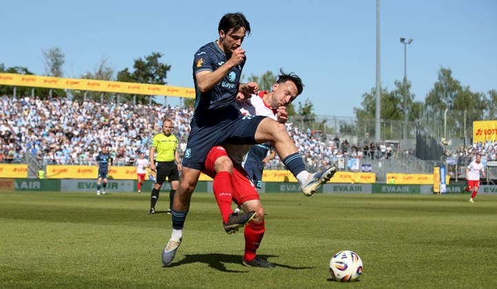 23 05 2026, xfsx, Herren, Fußball, Saison 2025 2026, BFV Verbandspokal, Finale FC Wuerzburger Kickers TSV 1860 Muenchen v li Tim Danhof TSV 1860 Muenchen , Peter Kurzweg FC Wuerzburger Kickers Wuerzburg AKON ARENA Bayern Germany