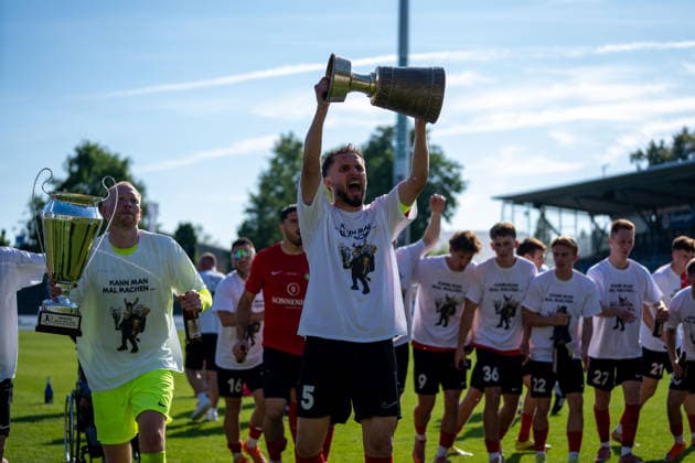 Volkan Celiktas SG Sonnenhof Großaspach, 05 cheers with the cup to the fans, Stuttgarter Kickers vs SG Sonnenhof Großaspach, Football, WFV Cup, Final, 23 05 2026 Stuttgart Degerloch Baden Wuerttemberg Germany Copyright: xkolbert-press PhilipxZieglerx