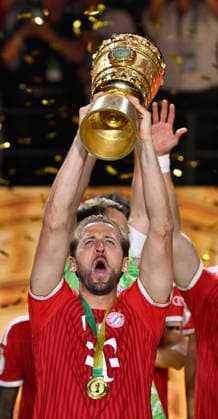 after the end of the match cup handover FC Bayern celebrate victory DFB Pokal Harry Kane FC Bayern Muenchen FCB 09 83 DFB Pokalfinale FC Bayern Muenchen FCB vs VFB Stuttgart Olympiastadion Berlin 23 05 2026 DFL REGULATIONS PROHIBIT ANY USE OF PHOTOGRAPHS AS IMAGE SEQUENCES AND OR QUASI VIDEO 83 DFB Pokalfinale FC Bayern Muenchen FCB vs VFB Stuttgart