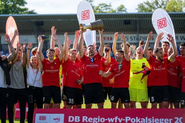 Michael Kleinschrodt SG Sonnenhof Großaspach, 11 and his team cheer after the cup presentation, Stuttgarter Kickers vs SG Sonnenhof Großaspach, Football, WFV Cup, Final, 23 05 2026 Stuttgart Degerloch Baden Wuerttemberg Germany Copyright: xkolbert-press PhilipxZieglerx
