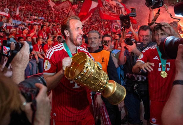 Soccer, Men, Season 2025 2026, 83 DFB Cup Final, FC Bayern Munich VfB Stuttgart, Award Ceremony Bayern, Harry Kane Bayern Munich with trophy in the East Curve with the fans, 23 05 2026, Copyright: xMatthiasxKochx