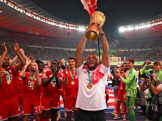 23 05 2026, Football DFB Pokal 2025 2026, Final, FC Bayern Munich VfB Stuttgart, at the Olympiastadion Berlin Coach Vincent Kompany FC Bayern Munich raises the trophy DFL and DFB regulations prohibit any use of photographs as image sequences and or quasi video