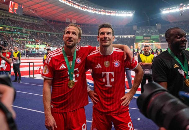 Soccer, Men, Season 2025 2026, 83 DFB Cup Final, FC Bayern Munich VfB Stuttgart, Award Ceremony Bayern, Harry Kane Bayern Munich and Leon Goretzka Bayern Munich in the East Curve with the fans, 23 05 2026, Copyright: xMatthiasxKochx