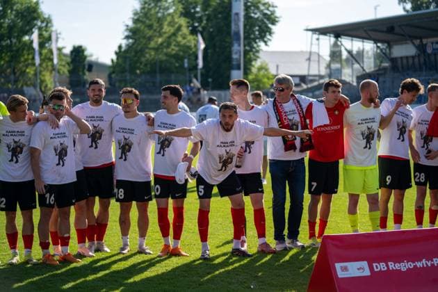 Team cheers after the final whistle with fans, spectators and officials, Stuttgarter Kickers vs SG Sonnenhof Großaspach, Football, WFV Pokal, Final, 23 05 2026 Stuttgart Degerloch Baden Wuerttemberg Germany Copyright: xkolbert-press PhilipxZieglerx