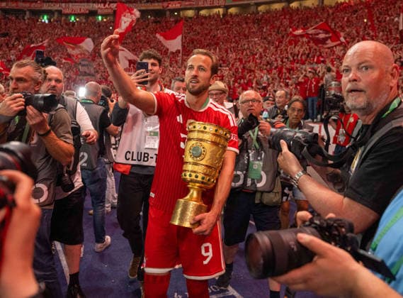 Soccer, Men, Season 2025 2026, 83 DFB Cup Final, FC Bayern Munich VfB Stuttgart, Award Ceremony Bayern, Harry Kane Bayern Munich with trophy in the East Curve with the fans, 23 05 2026, Copyright: xMatthiasxKochx