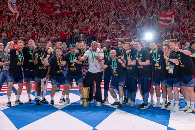 Soccer, men, 2025 2026 season, 83 DFB Cup final, FC Bayern Munich VfB Stuttgart, award ceremony Bayern, staff around coach Vincent Kompany Bayern Munich with trophy in the east curve with the fans, 23 05 2026, Copyright: xMatthiasxKochx