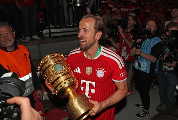 Football, Men, DFB Cup Final, Season 2025 2026, FC Bayern Munich VFB Stuttgart, Olympiastadion Berlin The FC Bayern Munich team celebrates winning the DFB Cup here after the match, in the picture Harry Kane FC Bayern Munich with the cup DFB, DFL regulations prohibit any use of photographs as image sequences and or quasi video