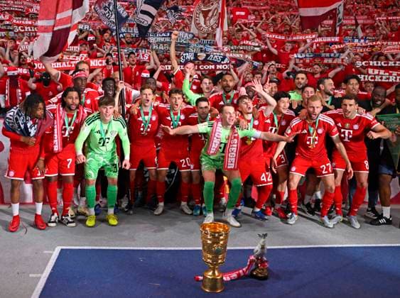 23 05 2026, Football DFB Pokal 2025 2026, Final, FC Bayern Munich VfB Stuttgart, at Olympiastadion Berlin Die Bayern feiern mit Pokal und Kakadu DFL and DFB regulations prohibit any use of photographs as image sequences and or quasi video