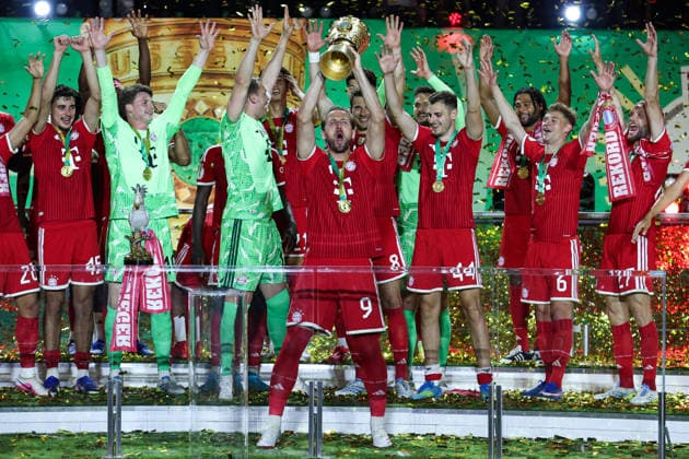 DFB Cup Final FC Bayern Munich VfB Stuttgart on 23 05 2026 at the Olympiastadion in Berlin Harry Kane Muenchen 9 lifts the trophy and cheers with his team about winning the DFB Cup MH