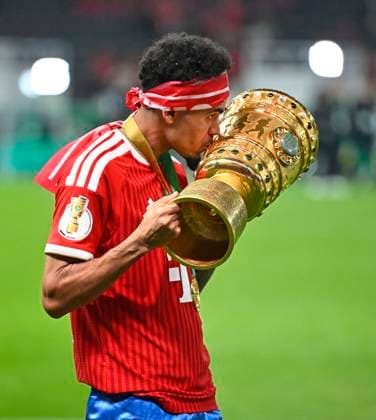 23 05 2026, Football DFB Cup 2025 2026, Final, FC Bayern Munich VfB Stuttgart, at the Olympiastadion Berlin Luis Diaz FC Bayern Munich kisses the cup i DFL and DFB regulations prohibit any use of photographs as image sequences and or quasi video