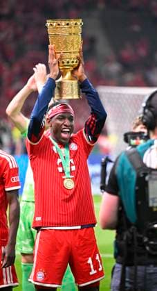 23 05 2026, Football DFB Pokal 2025 2026, Final, FC Bayern Munich VfB Stuttgart, at the Olympiastadion Berlin Nicolas Jackson FC Bayern Munich lifts the trophy DFL and DFB regulations prohibit any use of photographs as image sequences and or quasi video