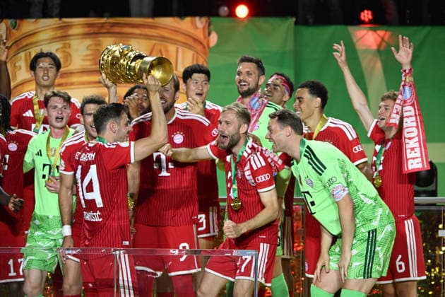 23 05 2026, xsltx, Football DFB Cup Final, FC Bayern Munich VfB Stuttgart v l jubilation, joy about the cup victory award ceremony Josip Stanisic FC Bayern Muenchen Konrad Laimer FC Bayern Muenchen Manuel Neuer FC Bayern Muenchen DFL DFB REGULATIONS PROHIBIT ANY USE OF PHOTOGRAPHS as IMAGE SEQUENCES and or QUASI VIDEO Berlin