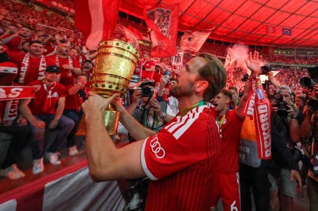 Harry Kane 9 FC Bayern Muenchen haelt den DFB Pokal in den Haften, FC Bayern Muenchen vs VfB Stuttgart, Fussball, 83 DFB Pokalfinale, 23 05 2026 DFL DFB regulations prohibit any use of photographs as image sequences and or quasi video Berlin Berlin Germany Copyright: xkolbert-press ChristianxKolbertx