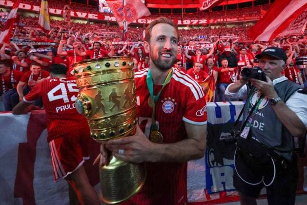Harry Kane 9 FC Bayern Muenchen haelt den DFB Pokal in den Haften, FC Bayern Muenchen vs VfB Stuttgart, Fussball, 83 DFB Pokalfinale, 23 05 2026 DFL DFB regulations prohibit any use of photographs as image sequences and or quasi video Berlin Berlin Germany Copyright: xkolbert-press ChristianxKolbertx