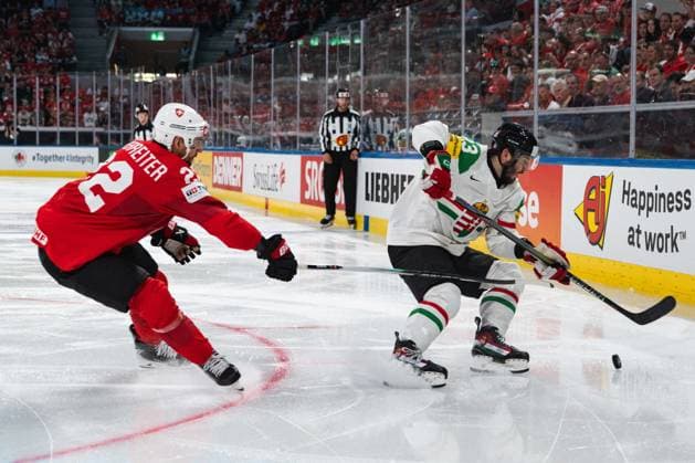 ZURICH, ZURICH - MAY 23: Nino Niederreiter of Switzerland battles with Zeteny Hadobas of Hungary during the 2026 IIHF World Championship, WM, Weltmeisterschaft Preliminary Round Group A match between Switzerland and Hungary at Swiss Life Arena on May 23, 2026 in Zurich, Zurich, Switzerland.  Copyright: xLivioxBaeriswylx xSPPx Sportspressphoto_152913