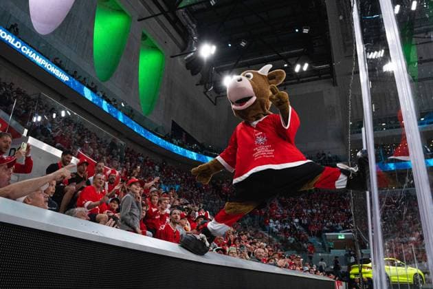 ZURICH, ZURICH - MAY 23: Cooly, the official mascot, entertains the crowd and performs a split between the stands and the plexiglass surrounding the ice during the 2026 IIHF World Championship, WM, Weltmeisterschaft Preliminary Round Group A match between Switzerland and Hungary at Swiss Life Arena on May 23, 2026 in Zurich, Zurich, Switzerland.  Copyright: xLivioxBaeriswylx xSPPx Sportspressphoto_152921