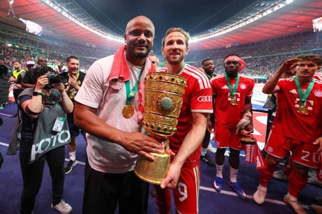 Chef-Trainer Vincent Kompany (FC Bayern Muenchen), Harry Kane 9 (FC Bayern Muenchen), haelt den DFB-Pokal in den Haenden, FC Bayern Muenchen vs. VfB Stuttgart, Fussball, 83. DFB-Pokalfinale, 23.05.2026 DFL DFB regulations prohibit any use of photographs as image sequences and or quasi-video Berlin Berlin Deutschland *** Head Coach Vincent Kompany FC Bayern Muenchen , Harry Kane 9 FC Bayern Muenchen , holds the DFB Cup in his hands, FC Bayern Muenchen vs VfB Stuttgart, Football, 83 DFB Cup Final, 23 05 2026 DFL DFB regulations prohibit any use of photographs as image sequences and or quasi video Berlin Berlin Germany Copyright: xkolbert-press ChristianxKolbertx
