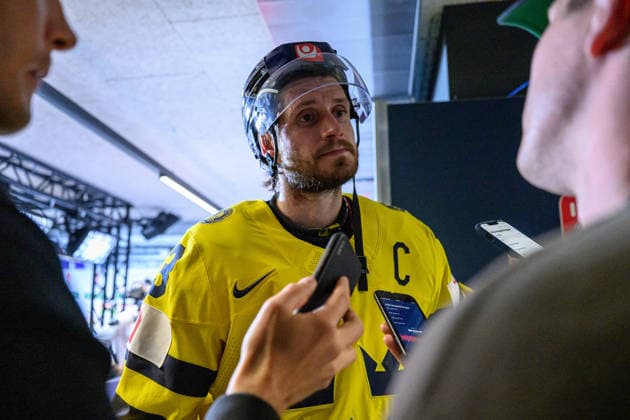 260523 Oliver Ekman Larsson of Sweden in the mixed zone after the 2026 IIHF Ice Hockey World Championship match between Norway and Sweden on May 23, 2026 in Fribourg Photo Jesper Zerman BILDBYRAN kod JZ JZ0727 ishockey ice hockey ishockey vm 2026 vm 2026 iihf world championship norge norway sverige sweden bbeng  Copyright: JESPERxZERMAN BB260523JZ075