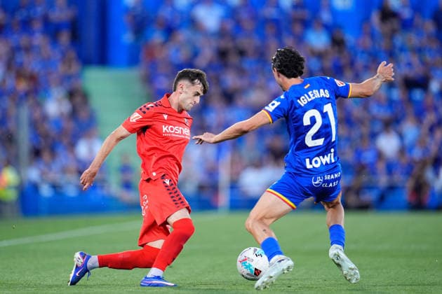 May 23, 2026, Getafe, Madrid, Spain: Aimar Oroz of CA Osasuna and Juan Iglesias of Getafe CF compete for the ball during the Spanish League, LaLiga EA Sports, football match played between Getafe CF and CA Osasuna at Coliseum de Getafe stadium on May 23, 2026, in Getafe, Spain. Getafe CF V CA Osasuna - LaLiga EA Sports  - ZUMAa181 20260523_zaa_a181_124 Copyright: xDennisxAgyemanx