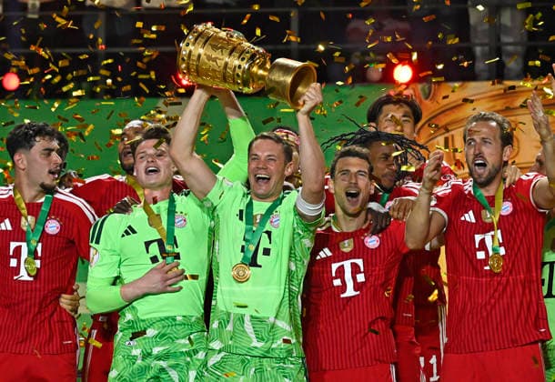 23.05.2026, Fussball DFB-Pokal 2025 2026, Finale, FC Bayern München - VfB Stuttgart, im Olympiastadion Berlin. Die Bayern Jubeln Torwart Manuel Neuer (FC Bayern München) reckt den Pokal in die Höhe. v.l. Aleksandar Pavlovic (FC Bayern München), Torwart Jonas Urbig (FC Bayern München), Torwart Manuel Neuer (FC Bayern München), Leon Goretzka (FC Bayern München), Michael Olise (FC Bayern München), Hiroki Ito (FC Bayern München) und Harry Kane (FC Bayern München) ***DFL and DFB regulations prohibit any use of photographs as image sequences and or quasi-video.*** *** 23 05 2026, Football DFB Pokal 2025 2026, Final, FC Bayern Munich VfB Stuttgart, in the Olympiastadion Berlin The Bavarians cheer Goalkeeper Manuel Neuer FC Bayern Munich raises the trophy f l Aleksandar Pavlovic FC Bayern Munich , Goalkeeper Jonas Urbig FC Bayern Munich , Goalkeeper Manuel Neuer FC Bayern München , Leon Goretzka FC Bayern München , Michael Olise FC Bayern München , Hiroki Ito FC Bayern München and Harry Kane FC Bayern München DFL and DFB regulations prohibit any use of photographs as image sequences and or quasi video