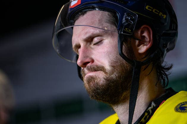 260523 Oliver Ekman Larsson of Sweden looks dejected in the mixed zone after the 2026 IIHF Ice Hockey World Championship match between Norway and Sweden on May 23, 2026 in Fribourg Photo Jesper Zerman BILDBYRAN kod JZ JZ0727 ishockey ice hockey ishockey vm 2026 vm 2026 iihf world championship norge norway sverige sweden bbeng depp  Copyright: JESPERxZERMAN BB260523JZ074