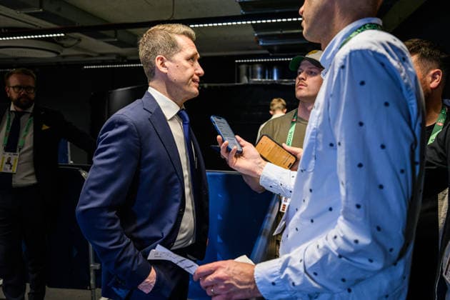 260523 Head coach Sam Hallam of Sweden in the mixed zone after the 2026 IIHF Ice Hockey World Championship match between Norway and Sweden on May 23, 2026 in Fribourg Photo Jesper Zerman BILDBYRAN kod JZ JZ0727 ishockey ice hockey ishockey vm 2026 vm 2026 iihf world championship norge norway sverige sweden bbeng  Copyright: JESPERxZERMAN BB260523JZ080