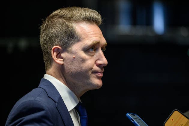 260523 Head coach Sam Hallam of Sweden in the mixed zone after the 2026 IIHF Ice Hockey World Championship match between Norway and Sweden on May 23, 2026 in Fribourg Photo Jesper Zerman BILDBYRAN kod JZ JZ0727 ishockey ice hockey ishockey vm 2026 vm 2026 iihf world championship norge norway sverige sweden bbeng  Copyright: JESPERxZERMAN BB260523JZ081
