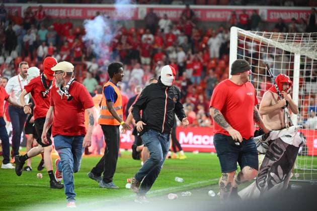 Standard de Liege v Sporting Charleroi - Jupiler Pro League Europe Play-Off LIEGE, BELGIUM - MAY 23 : Supporters and fans light on fireworks, bengal fire and pyrotechnic articles and throw projectiles onto the pitch during the Jupiler Pro League Europe Play-Off match between Standard de Liege and Sporting Charleroi on May 23, 2026 in Liege, Belgium, 23 05 2026 Liege Belgium  Copyright: xVincentxKalutx