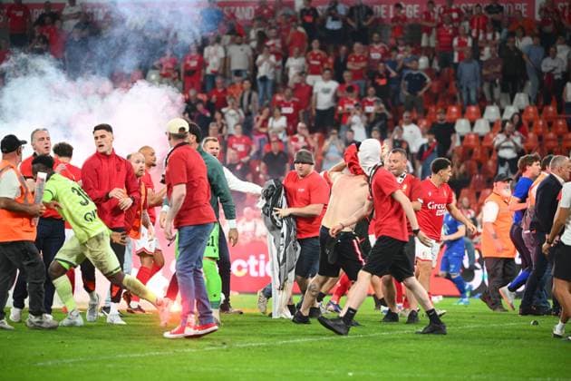 Standard de Liege v Sporting Charleroi - Jupiler Pro League Europe Play-Off LIEGE, BELGIUM - MAY 23 : Supporters and fans light on fireworks, bengal fire and pyrotechnic articles and throw projectiles onto the pitch during the Jupiler Pro League Europe Play-Off match between Standard de Liege and Sporting Charleroi on May 23, 2026 in Liege, Belgium, 23 05 2026 Liege Belgium  Copyright: xVincentxKalutx