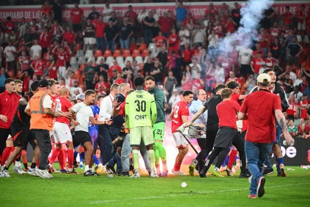 Standard de Liege v Sporting Charleroi - Jupiler Pro League Europe Play-Off LIEGE, BELGIUM - MAY 23 : Supporters and fans light on fireworks, bengal fire and pyrotechnic articles and throw projectiles onto the pitch during the Jupiler Pro League Europe Play-Off match between Standard de Liege and Sporting Charleroi on May 23, 2026 in Liege, Belgium, 23 05 2026 Liege Belgium  Copyright: xVincentxKalutx