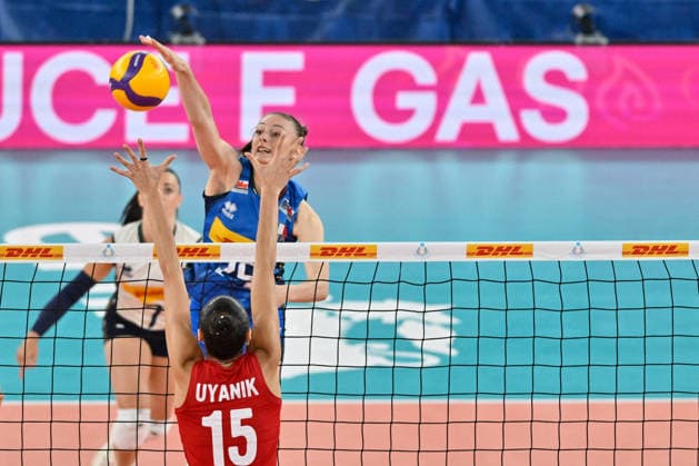 VOLLEYball - Friendly - AIA Aequilibrium Cup Women Elite - Italy vs. Turkiye Photo by IPA ABACAPRESS.COM85010632 - Deniz Uiniaik (Turkie) - Linda Manfredini (Italy) during AIA Aequilibrium Cup Women Elite - Italy vs Turkiye, Volleyball Test Match in Genoa, Italy, May 23 2026 Genoa Italy  Copyright: xIPAxSport ABACAx