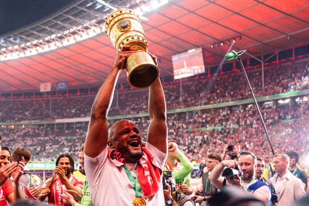 GER, DFB Pokalfinale, Training and press conference, FC Bayern München VfB Stuttgart 23 05 2026, Olympiastadion, Olympiastadion, GER, DFB Pokalfinale, Training and press conference, FC Bayern München VfB Stuttgart Vincent Kompany Trainer FC Bayern München cheers with the cup Â nordphotoxGmbHxx xAlexanderxTrienitz nph00051