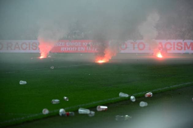 Standard de Liege v Sporting Charleroi - Jupiler Pro League Europe Play-Off LIEGE, BELGIUM - MAY 23 : Supporters and fans light on fireworks, bengal fire and pyrotechnic articles and throw projectiles onto the pitch during the Jupiler Pro League Europe Play-Off match between Standard de Liege and Sporting Charleroi on May 23, 2026 in Liege, Belgium, 23 05 2026 Liege Belgium  Copyright: xVincentxKalutx