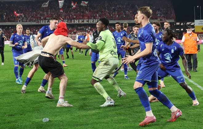 Charleroi s players and Standard s players and a hooligan fight after a soccer match between Standard de Liege and Sporting Charleroi, Saturday 23 May 2026 in Liege, on the last day of the Europe Play-offs of the 2025-2026 Jupiler Pro League first division of the Belgian championship. VIRGINIExLEFOUR  x174874713x