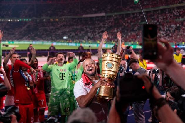 Vincent Kompany FC Bayern Muenchen, Coach celebrates the victory with the cup surrounded by cameras, GER, FC Bayern Muenchen vs VfB Stuttgart, Football, Men, DFB Pokal, Final, Season 2025 2026, 23 05 2026 DFL REGULATES PROHIBIT ANY USE OF PHOTOGRAPHS AS IMAGE SEQUENCES AND OR QUASI VIDEO GER, FC Bayern Muenchen vs VfB Stuttgart, Football, Men, DFB Pokal, Final, Season 2025 2026, 23 05 2026 Berlin Copyright: xEibner-Pressefoto MaxxVincenx EP_MVN