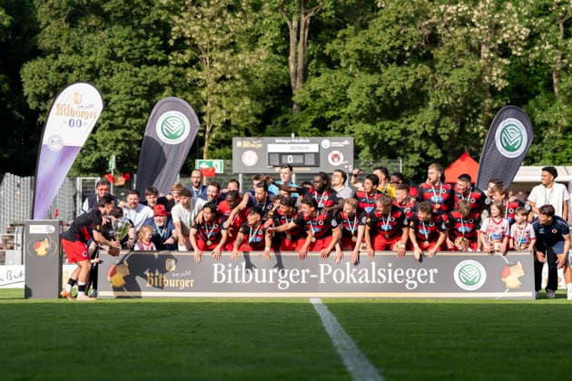 With the cup in hand The team of Viktoria Köln celebrates the victory, cup handover, award ceremony, jubilation after the final whistle, victory, winner, winners, cheers, cheering, joy, optimistic, action, action SC Fortuna Köln vs Viktoria Köln 23 05 2026 Football, Bitburger Cup Final 2026, GER, Sportpark Höhenberg, Cologne Copyright: HMBxMedia xMarcoxBader
