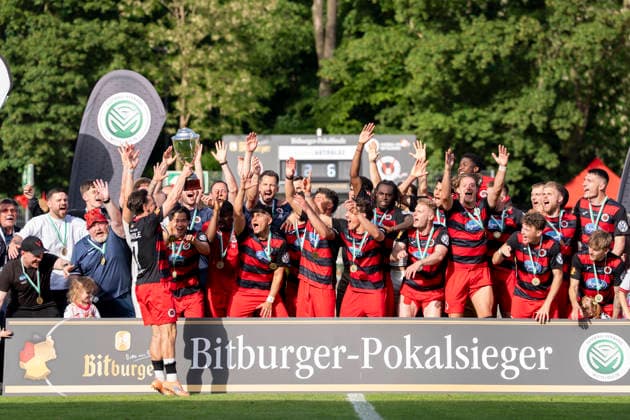 With the cup in hand The team of Viktoria Köln celebrates the victory, cup handover, award ceremony, jubilation after the final whistle, victory, winner, winners, cheers, cheering, joy, optimistic, action, action SC Fortuna Köln vs Viktoria Köln 23 05 2026 Football, Bitburger Cup Final 2026, GER, Sportpark Höhenberg, Cologne Copyright: HMBxMedia xMarcoxBader