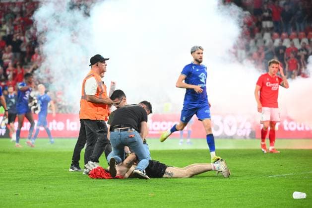 Standard de Liege v Sporting Charleroi - Jupiler Pro League Europe Play-Off LIEGE, BELGIUM - MAY 23 : Supporters and fans light on fireworks, bengal fire and pyrotechnic articles and throw projectiles onto the pitch during the Jupiler Pro League Europe Play-Off match between Standard de Liege and Sporting Charleroi on May 23, 2026 in Liege, Belgium, 23 05 2026 Liege Belgium  Copyright: xVincentxKalutx