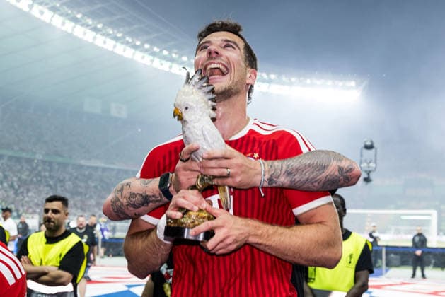 BERLIN, GERMANY - MAY 23: Players of FC Bayern Muenchen celebrate winning the DFB Pokal after the DFB Pokal Final match between FC Bayern Muenchen vs. VfB Stuttgart at Olympic Stadium on May 23, 2026 in Berlin, Germany. Leon Goretzka (FC Bayern Muenchen, 8) with the Kakadu DFB REGULATIONS PROHIBIT ANY USE OF PHOTOGRAPHS AS IMAGE SEQUENCES AND OR QUASI-VIDEO. Berlin Germany Copyright: xSteffiexWunderlx