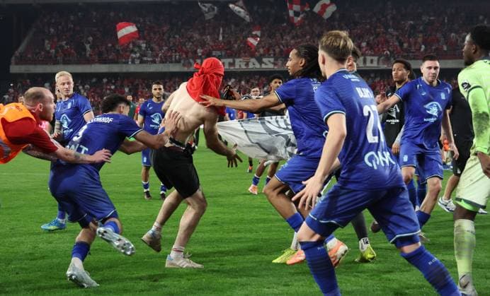 Charleroi s players and Standard s players and a hooligan fight after a soccer match between Standard de Liege and Sporting Charleroi, Saturday 23 May 2026 in Liege, on the last day of the Europe Play-offs of the 2025-2026 Jupiler Pro League first division of the Belgian championship. VIRGINIExLEFOUR  x174875111x