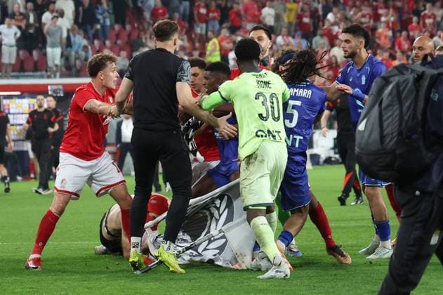 Charleroi s players and Standard s players and a hooligan fight after a soccer match between Standard de Liege and Sporting Charleroi, Saturday 23 May 2026 in Liege, on the last day of the Europe Play-offs of the 2025-2026 Jupiler Pro League first division of the Belgian championship. VIRGINIExLEFOUR  x174875120x